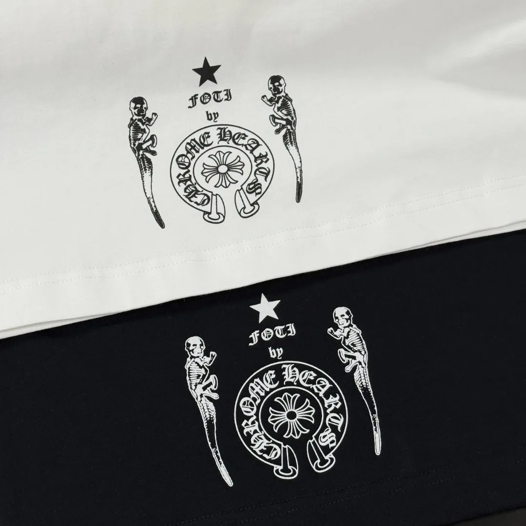 P180 Chrome Hearts Chrome Hearts 25 high-end versions. The fabric is made of 300 grams of high-density pure cotton. It does not deform or shrink. It has three labels. It is the same style for men and women. Technology: suede foaming + digital printing. Color: white, black. SIZE: S-XL.